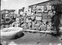 Собрание античных и средневековых надгробий во дворе музея