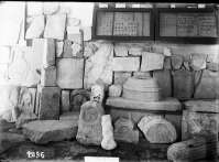 Собрание античных и средневековых надгробий, а в витринах на стене - мелкие изделия из бронзы