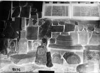 Собрание античных и средневековых надгробий, а в витринах на стене - мелкие изделия из бронзы