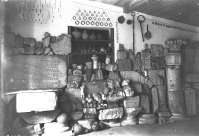 Известная надпись, посвященная императору Зенону, в экспозиции музея, в окружении других находок