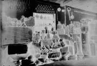 Известная надпись, посвященная императору Зенону, в экспозиции музея, в окружении других находок