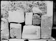 Фрагменты различных надписей и надгробий во дворе музея