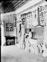 Архитектурные детали, фрагмент мозаики и мелкие бытовые вещи античного и средневекового времени на стенах музея