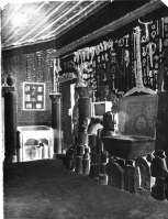 Архитектурные детали, фрагмент мозаики и мелкие бытовые вещи античного и средневекового времени на стенах музея