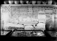 Массивные детали из камня и мелкие предметы из кости на стенах музея, в витринах под стеклом – глиняные светильники