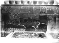 Массивные детали из камня и мелкие предметы из кости на стенах музея, в витринах под стеклом – глиняные светильники