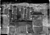 Мраморные и известняковые архитектурные детали во дворе музея